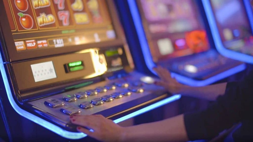 What are the common slot machine fallacies?