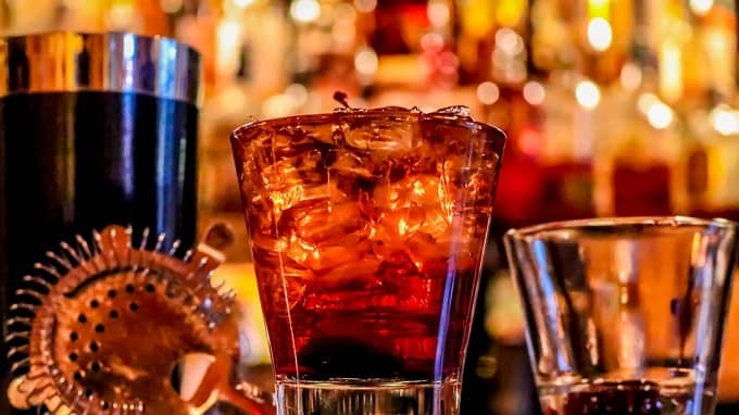 What are the easy drinks to order at a bar?